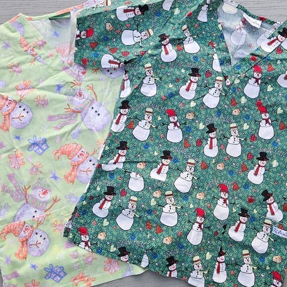 UA SCRUB TOPS V Neck CHRISTMAS SET Of 2, SNOWMEN TOPS LARGE NEW Festive - Picture 1 of 14